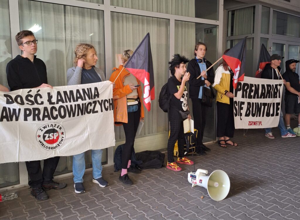 Gewerkschafter*innen-Protest der ZSP-IAA bei Pyszne in Warschau am 27.09.2024 (Foto: ZSP-IAA Warschau, https://www.facebook.com/ZSPZwiazekWielobranzowyWarszawa)